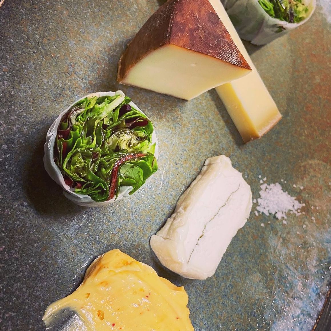 L'assiette de fromages et rouleaux de mesclun