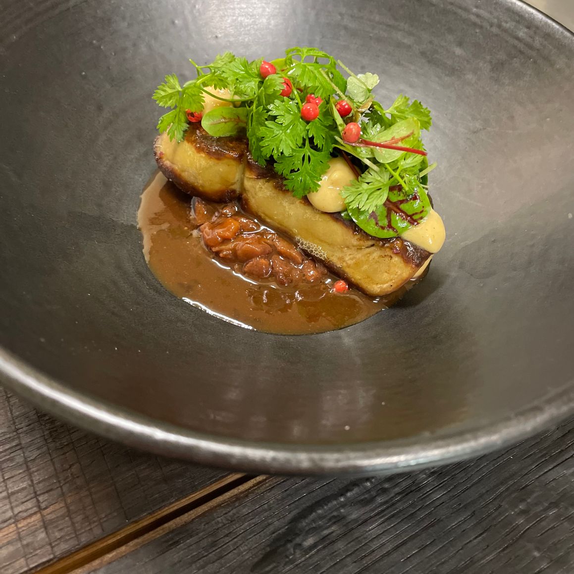 Foie gras poêlé, poire/kaki, jus acidulé